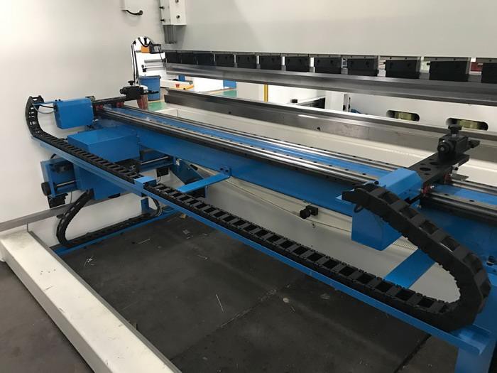4 axis CNC press brake back gauges Yawei PBH DA66T  220T3M Metal bending machine china manufactures