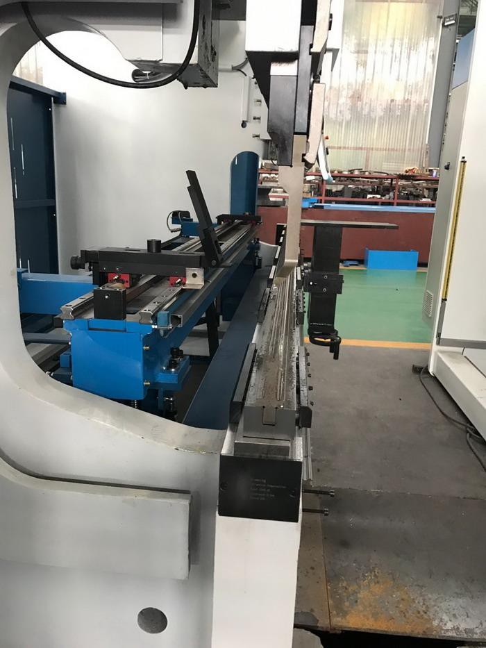 Amada Promecam cnc synchro press brake top punch  2V die AHYW Yawei 6 axis cnc pressbrake 200T3M 